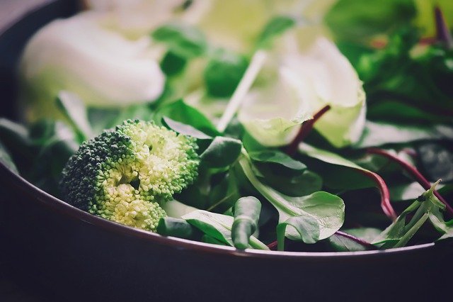 Koolhydraatarme Broccolirijst salade als bijgerecht